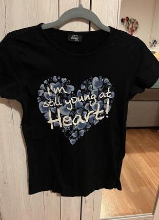 Чорна футболка з прінтом серце xs-s