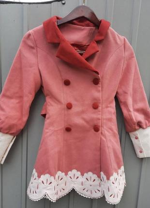 Домизонное подросточное девичье пальто.