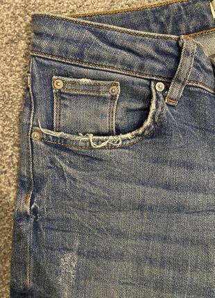 Рваные голубые джинсы10 фото