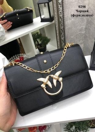Черная практичная стильная шикарная сумочка кроссбоди на цепочке с золотой фурнитурой6 фото