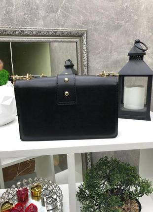 Черная практичная стильная шикарная сумочка кроссбоди на цепочке с золотой фурнитурой5 фото