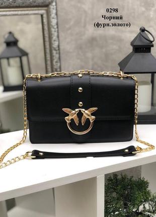 Черная практичная стильная шикарная сумочка кроссбоди на цепочке с золотой фурнитурой1 фото
