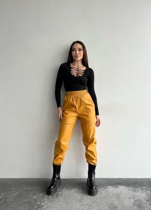 Женские брюки кожаные джогеры штаны черные зеленые желтые горчичные матовые7 фото