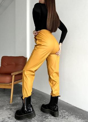 Жіночі брюки шкіряні джогери штани чорні зелені жовті гірчичні матові4 фото