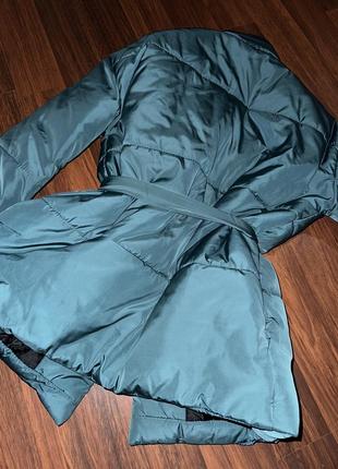 Куртка ковдра на запах тепла трендова з поясом та карманами3 фото
