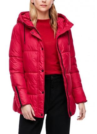 Красная женская куртка