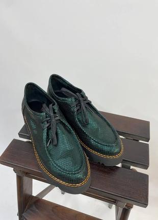 Женские туфли оксфорды из натуральной кожи под рептилию в зеленом цвете3 фото