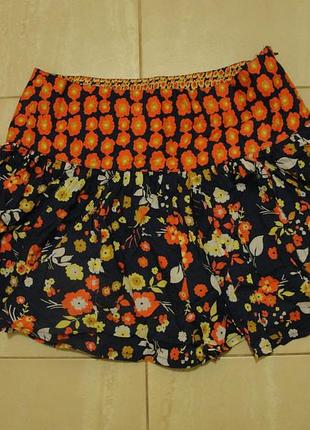 Спідниця з яскравим квітковим принтом кокетка