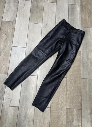Черные кожаные узкие брюки,скинни1 фото