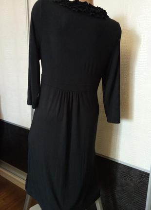 Черное трикотажное платье с жабо3 фото