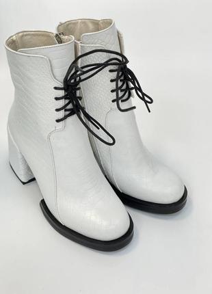 Белые ботильоны ботинки на удобном каблуке кожаные много цветов2 фото