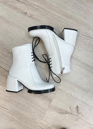 Белые ботильоны ботинки на удобном каблуке кожаные много цветов4 фото