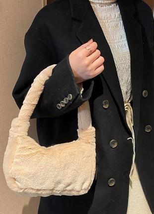 Хутряна бежева сумочка багет10 фото