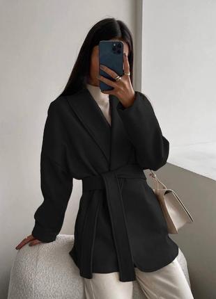 Женское пальто на подкладке с боковыми карманами, черного цвета