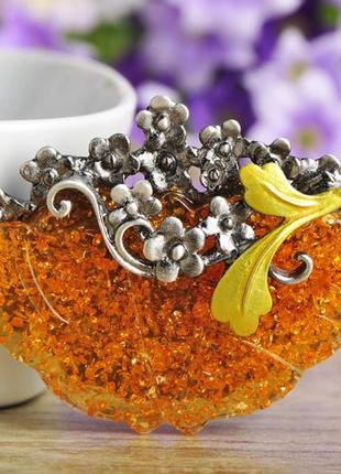 Стильна брошка бурштинова