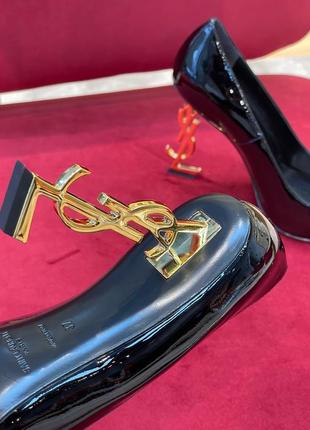 Женские черные туфли в стиле ysl opyum pumps на фигурном золотом каблуке yves saint laurent4 фото