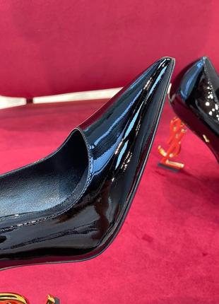 Женские черные туфли в стиле ysl opyum pumps на фигурном золотом каблуке yves saint laurent5 фото
