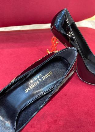 Женские черные туфли в стиле ysl opyum pumps на фигурном золотом каблуке yves saint laurent7 фото