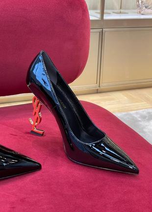 Женские черные туфли в стиле ysl opyum pumps на фигурном золотом каблуке yves saint laurent2 фото