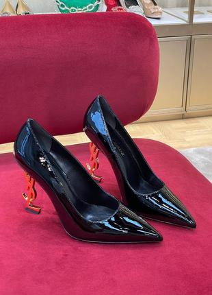 Женские черные туфли в стиле ysl opyum pumps на фигурном золотом каблуке yves saint laurent3 фото