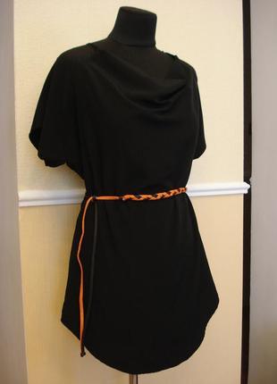 Атласное маленькое черное платье подойдет для беременных