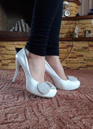 Білі весільні туфлі на шпильці