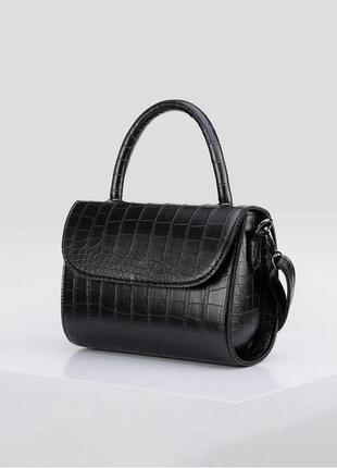 Сумка лаконичного дизайна с фактурой под рептилию&nbsp;
рептилия сумка сумочка маленькая питон змея лаковая трендовая чёрная5 фото