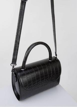Сумка лаконічного дизайну з фактурою під рептилію 
рептилия сумка сумочка маленькая питон змея лаковая трендовая чёрная3 фото