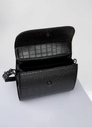 Сумка лаконічного дизайну з фактурою під рептилію 
рептилия сумка сумочка маленькая питон змея лаковая трендовая чёрная6 фото