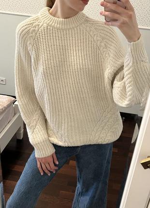 Білий светр