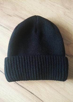 Дуже тепла зимова чоловіча в'язана шапка шапочка  з відворотом на мікрофлісі чорного кольору
