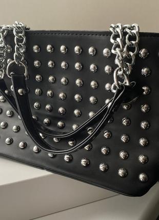 Чорна сумочка з закльопками 🤍1 фото