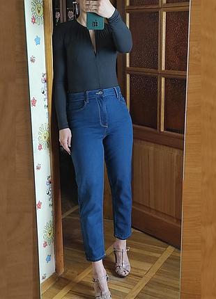 Мягкие плотные моделирующие джинсы мом mom высокая посадка попа пуш ап