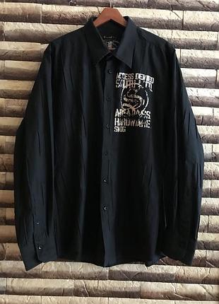 Черная рубашка.