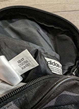 Черная мини-сумка адидас adidas с камуфляжным принтом9 фото