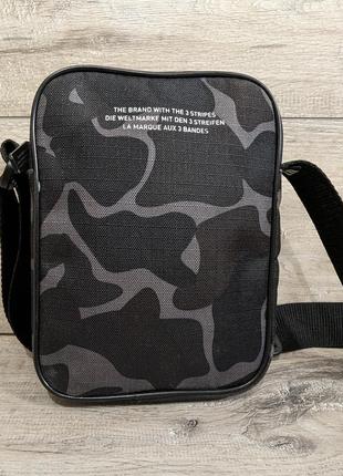 Черная мини-сумка адидас adidas с камуфляжным принтом3 фото