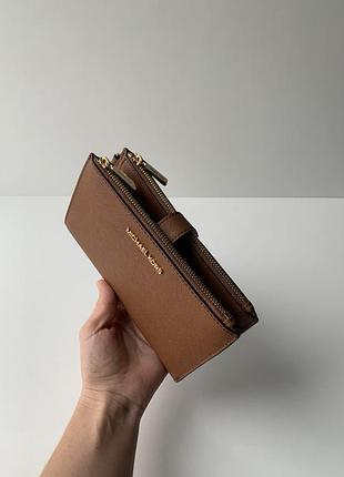 Коричневый большой кошелек jet set travel michael kors