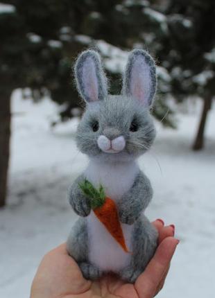 Зайчик іграшка валяна хендмєйд інтерєрна кролик ручної роботи сувенір подарунок авторська іграшка заяц з шерсті9 фото