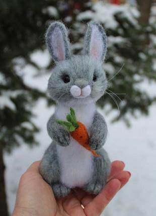 Зайчик іграшка валяна хендмєйд інтерєрна кролик ручної роботи сувенір подарунок авторська іграшка заяц з шерсті7 фото