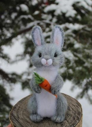 Зайчик іграшка валяна хендмєйд інтерєрна кролик ручної роботи сувенір подарунок авторська іграшка заяц з шерсті5 фото