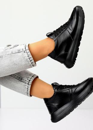 Базові чорні шкіряні жіночі кросівки натуральна шкіра класика8 фото