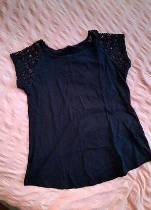 Класна футболочка з чарівними плечима