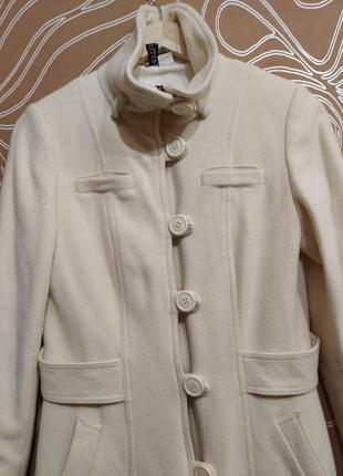 Женское белое пальто divided  размер s,m2 фото