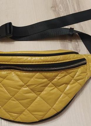 Бананка,сумочка стеганая stradivarius