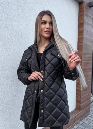 Стильна жіноча стьобана куртка з поясом