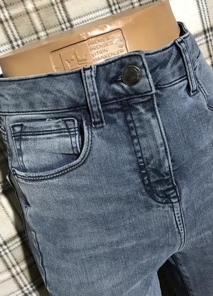 Стильные джинсы с нюансами5 фото
