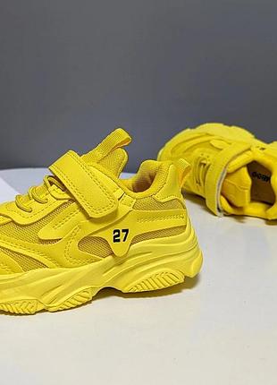 Яскраві кросівки