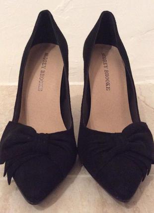 Класичні шикарні туфлі в замші audrey brooke із сша р. 39