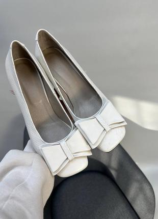 Екслюзивні туфлі з італійської шкіри жіночі бежеві айворі з бантиком5 фото