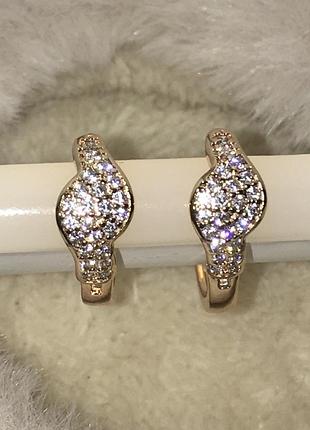 Серьги сережки серёжки маленькие кольца колечки круглые с камнями камушками стразами бриллиантами блестящие золотистые золотые под золото